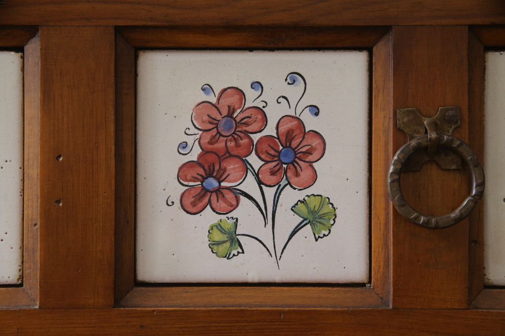 中古　スペイン製　バレンシア　タイルに描かれた花柄が可愛らしい!! お部屋を華やかに引き立てるチェスト(サイドチェスト、引き出し)(R-073956)