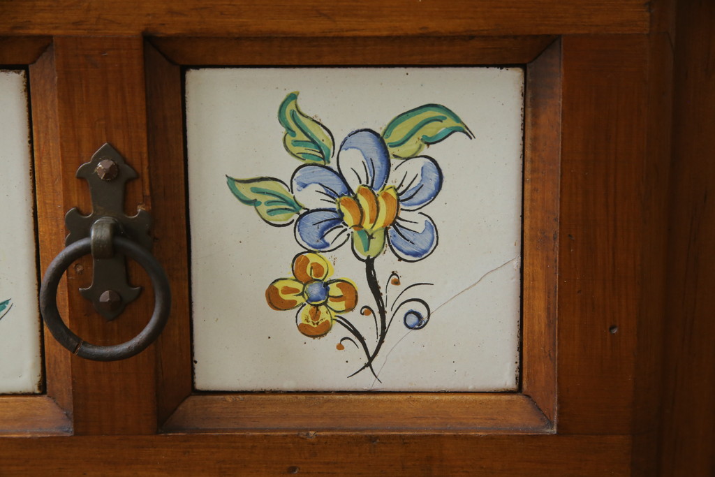 中古　スペイン製　バレンシア　タイルに描かれた花柄が可愛らしい!! お部屋を華やかに引き立てるチェスト(サイドチェスト、引き出し)(R-073956)
