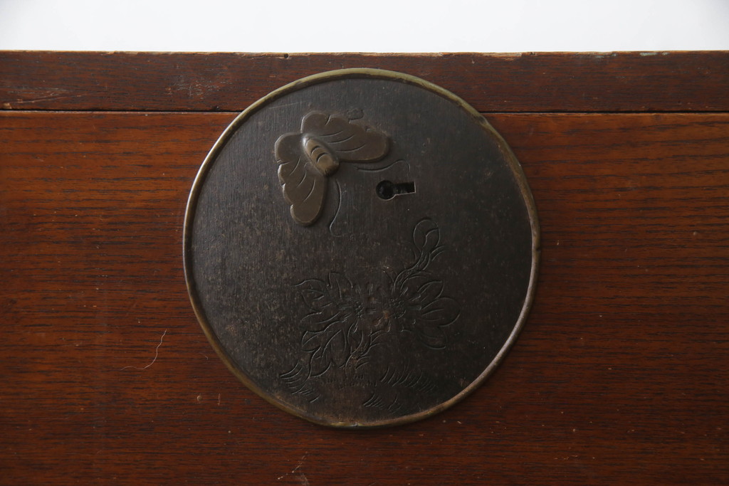 和製アンティーク　前面栗(クリ)材　金具の立派な二段重ね東北衣装箪笥(時代箪笥、和タンス、衣装たんす、収納タンス、引き出し、重ねタンス)(R-073326)