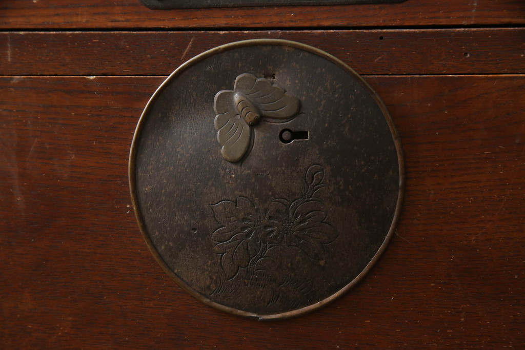 和製アンティーク　前面栗(クリ)材　金具の立派な二段重ね東北衣装箪笥(時代箪笥、和タンス、衣装たんす、収納タンス、引き出し、重ねタンス)(R-073326)