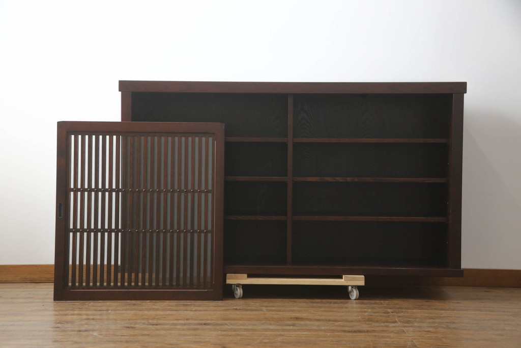 中古　美品　栗材　和の趣あふれる佇まいが魅力的な水屋箪笥サイドキャビネット(食器棚、戸棚、収納棚、キャビネット)(R-073267)