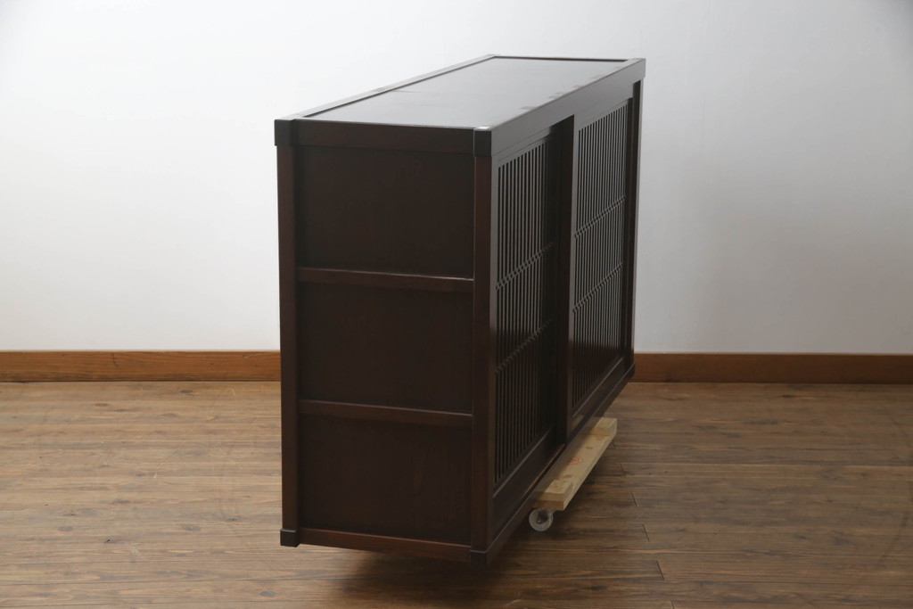 中古　美品　栗材　和の趣あふれる佇まいが魅力的な水屋箪笥サイドキャビネット(食器棚、戸棚、収納棚、キャビネット)(R-073267)