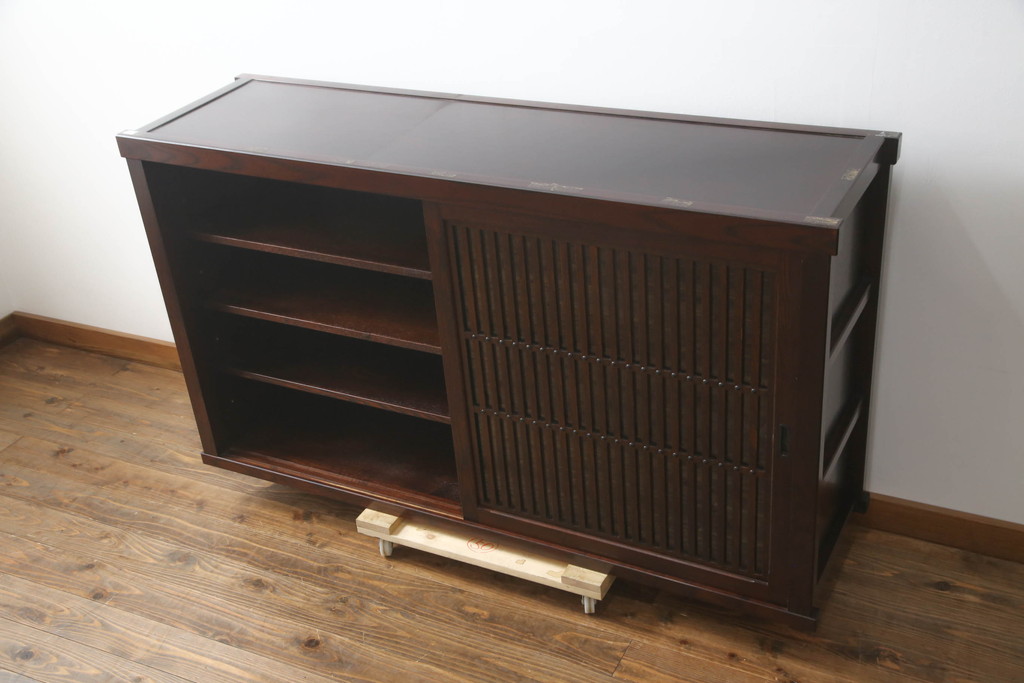 中古　美品　栗材　和の趣あふれる佇まいが魅力的な水屋箪笥サイドキャビネット(食器棚、戸棚、収納棚、キャビネット)(R-073267)