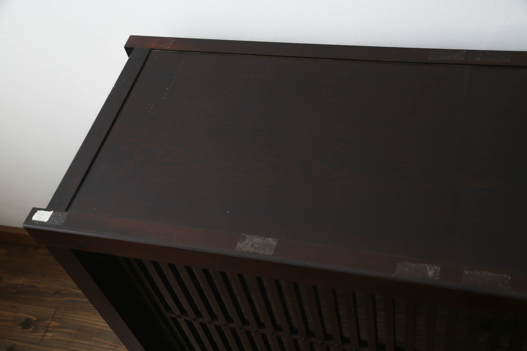中古　美品　栗材　和の趣あふれる佇まいが魅力的な水屋箪笥サイドキャビネット(食器棚、戸棚、収納棚、キャビネット)(R-073267)