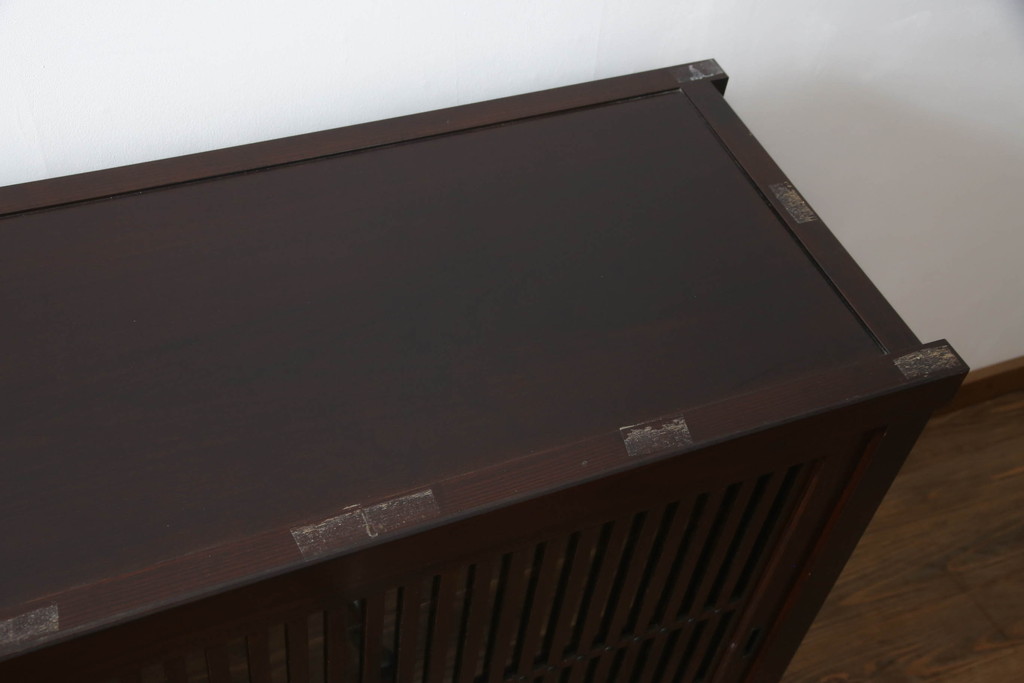 中古　美品　栗材　和の趣あふれる佇まいが魅力的な水屋箪笥サイドキャビネット(食器棚、戸棚、収納棚、キャビネット)(R-073267)