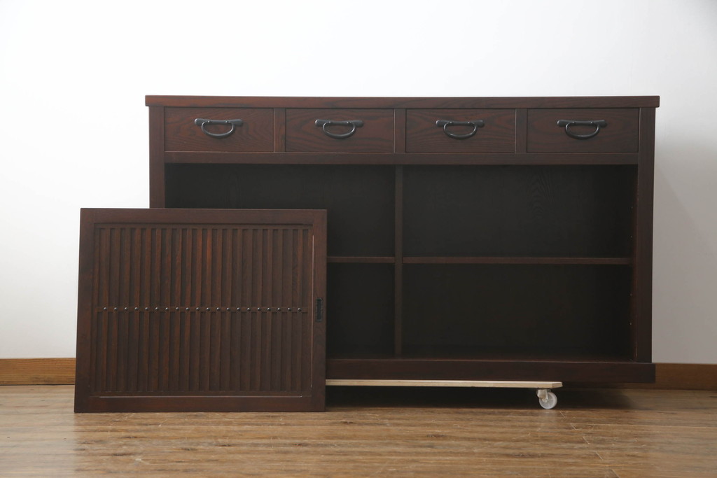 中古　美品　栗材　和の趣あふれる佇まいが魅力的な水屋箪笥サイドボード(食器棚、茶箪笥、サイドキャビネット、収納棚、戸棚)(R-073268)