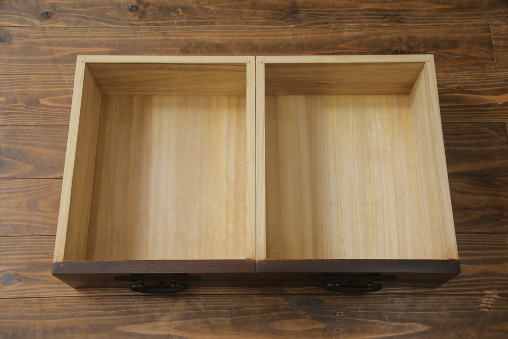 中古　美品　栗材　和の趣あふれる佇まいが魅力的な水屋箪笥サイドボード(食器棚、茶箪笥、サイドキャビネット、収納棚、戸棚)(R-073268)