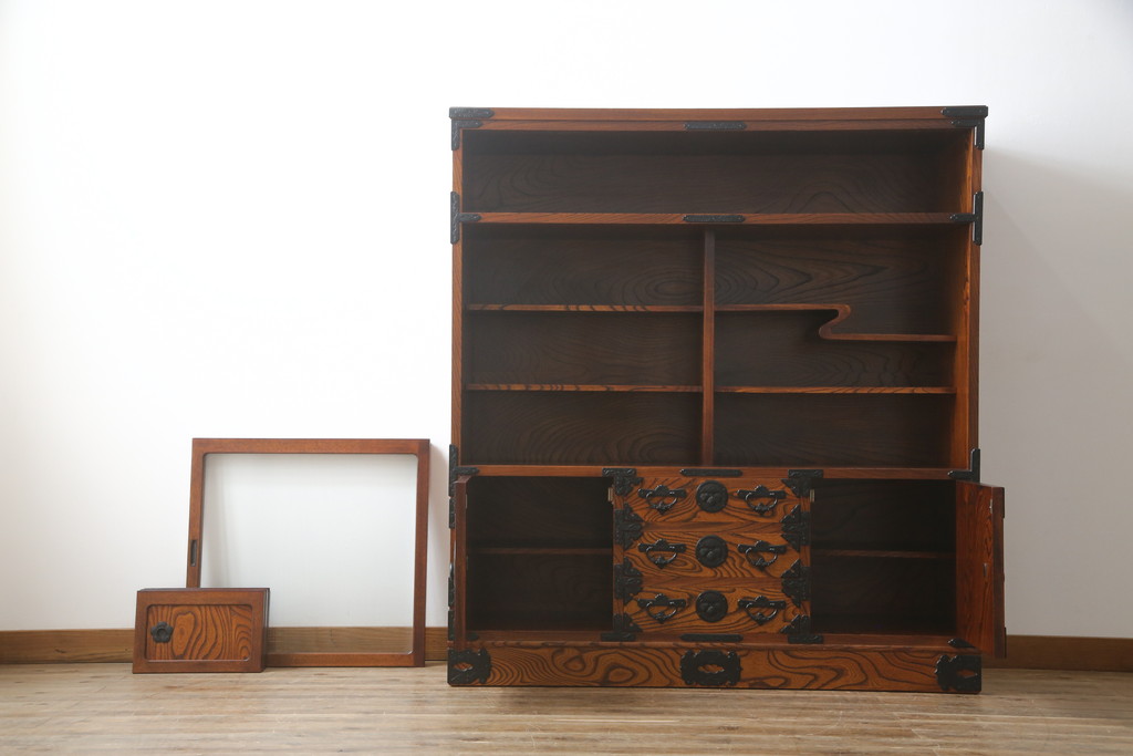 中古　岩谷堂箪笥　菊幸　力強い木目と重厚感ある金具が目を惹く茶箪笥(違い棚、食器棚、飾り棚、茶棚、収納棚、戸棚、キャビネット)(R-069242)