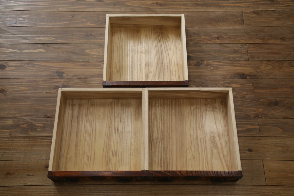 中古　岩谷堂箪笥　菊幸　力強い木目と重厚感ある金具が目を惹く茶箪笥(違い棚、食器棚、飾り棚、茶棚、収納棚、戸棚、キャビネット)(R-069242)