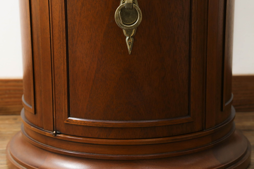 中古　DREXEL HERITAGE(ドレクセルヘリテイジ)　Triune(トライユン)　クラシカルな佇まいと美しい杢目使いが目を惹くドラムテーブル(サイドテーブル、ラウンドテーブル、コーヒーテーブル、サイドキャビネット)(R-069343)