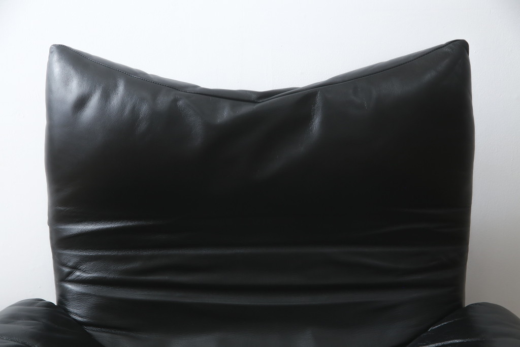 中古　Cassina(カッシーナ)　675　MARALUNGA(マラルンガ)　本革(レザー)　高級感漂う佇まいが魅力の1人掛けソファ(アームチェア、一人掛け、1P)(定価約100万円)(R-075431)