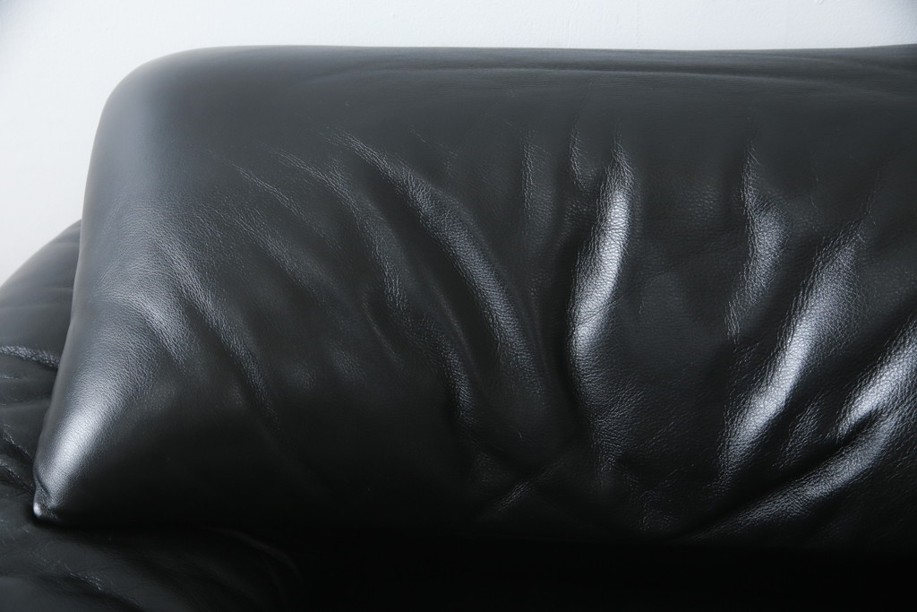 中古　Cassina(カッシーナ)　675　MARALUNGA(マラルンガ)　本革(レザー)　高級感漂う佇まいが魅力の1人掛けソファ(アームチェア、一人掛け、1P)(定価約100万円)(R-075431)