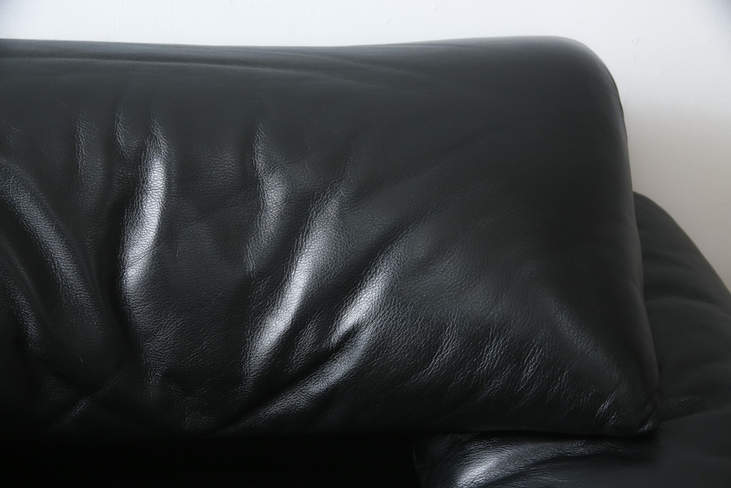 中古　Cassina(カッシーナ)　675　MARALUNGA(マラルンガ)　本革(レザー)　高級感漂う佇まいが魅力の1人掛けソファ(アームチェア、一人掛け、1P)(定価約100万円)(R-075431)