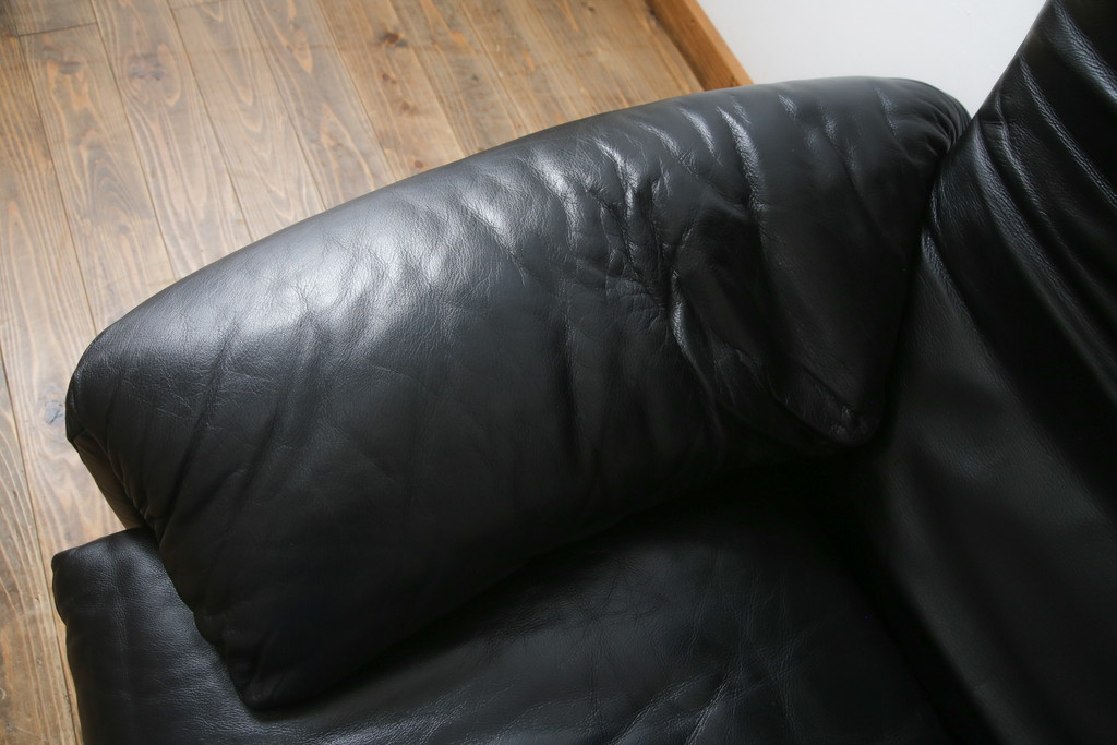 中古　Cassina(カッシーナ)　675　MARALUNGA(マラルンガ)　本革(レザー)　高級感漂う佇まいが魅力の1人掛けソファ(アームチェア、一人掛け、1P)(定価約100万円)(R-075431)