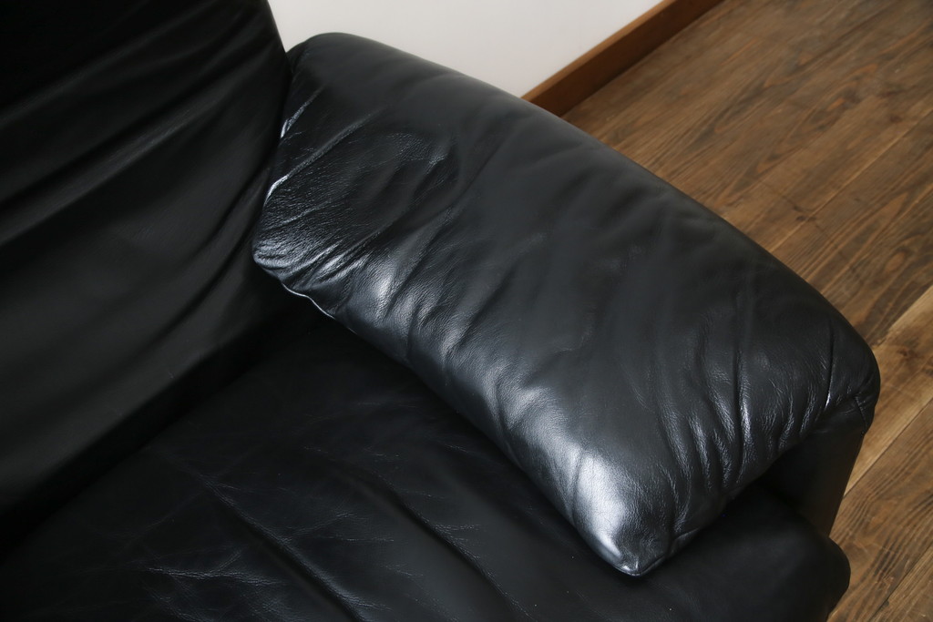 中古　Cassina(カッシーナ)　675　MARALUNGA(マラルンガ)　本革(レザー)　高級感漂う佇まいが魅力の1人掛けソファ(アームチェア、一人掛け、1P)(定価約100万円)(R-075431)