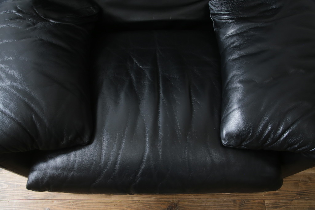 中古　Cassina(カッシーナ)　675　MARALUNGA(マラルンガ)　本革(レザー)　高級感漂う佇まいが魅力の1人掛けソファ(アームチェア、一人掛け、1P)(定価約100万円)(R-075431)