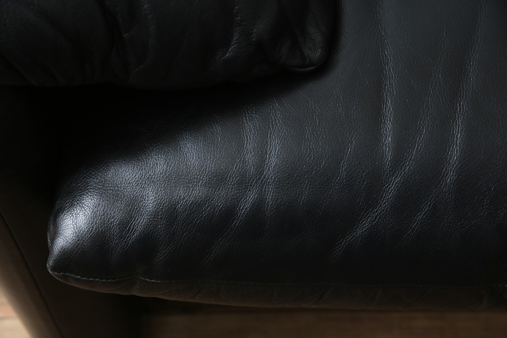 中古　Cassina(カッシーナ)　675　MARALUNGA(マラルンガ)　本革(レザー)　高級感漂う佇まいが魅力の1人掛けソファ(アームチェア、一人掛け、1P)(定価約100万円)(R-075431)