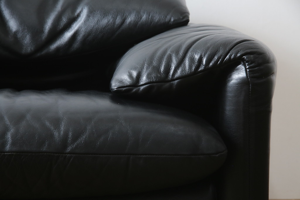 中古　Cassina(カッシーナ)　675　MARALUNGA(マラルンガ)　本革(レザー)　高級感漂う佇まいが魅力の1人掛けソファ(アームチェア、一人掛け、1P)(定価約100万円)(R-075431)