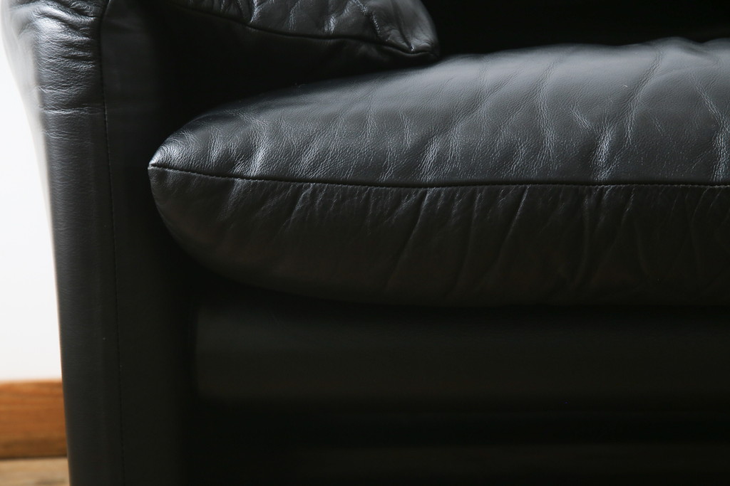 中古　Cassina(カッシーナ)　675　MARALUNGA(マラルンガ)　本革(レザー)　高級感漂う佇まいが魅力の1人掛けソファ(アームチェア、一人掛け、1P)(定価約100万円)(R-075431)