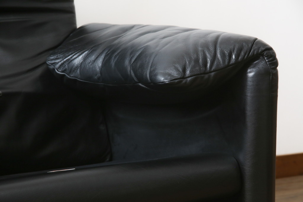 中古　Cassina(カッシーナ)　675　MARALUNGA(マラルンガ)　本革(レザー)　高級感漂う佇まいが魅力の1人掛けソファ(アームチェア、一人掛け、1P)(定価約100万円)(R-075431)