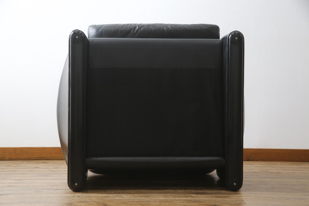 中古　Cassina(カッシーナ)　675　MARALUNGA(マラルンガ)　本革(レザー)　高級感漂う佇まいが魅力の1人掛けソファ(アームチェア、一人掛け、1P)(定価約100万円)(R-075431)