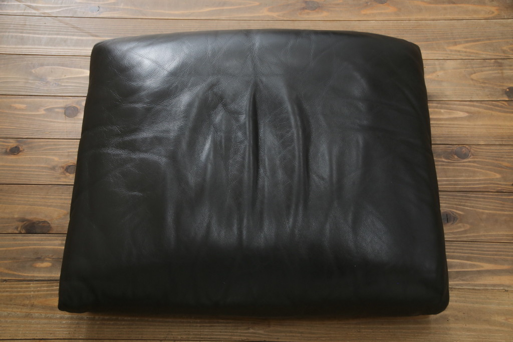 中古　Cassina(カッシーナ)　675　MARALUNGA(マラルンガ)　本革(レザー)　高級感漂う佇まいが魅力の1人掛けソファ(アームチェア、一人掛け、1P)(定価約100万円)(R-075431)