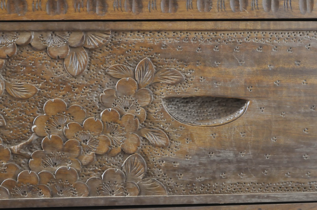 中古　軽井沢彫り　満開の桜の彫刻が見事なチェスト(引き出し、衣装たんす、収納箪笥)(R-065220)