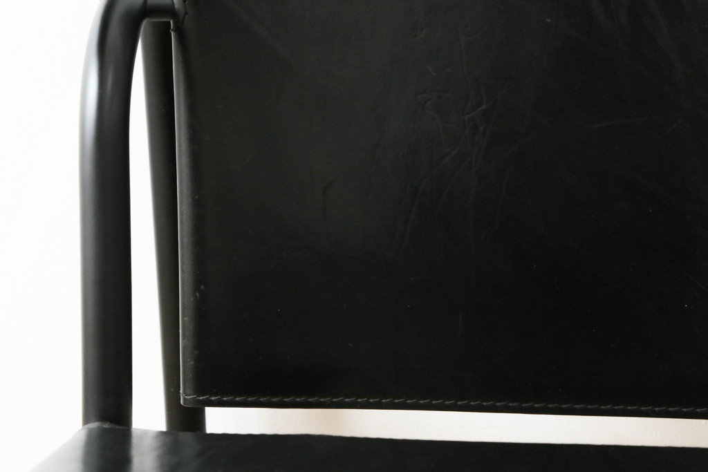 中古　Cassina(カッシーナ)　ル・コルビュジエ ピエール・ジャンヌレ シャルロット・ペリアン　LC1　洗練された佇まいと機能性に優れたスリングチェア(バスキュランチェア、アームチェア、椅子、イス、Le Corbusier)(定価539,000円)(R-070295)