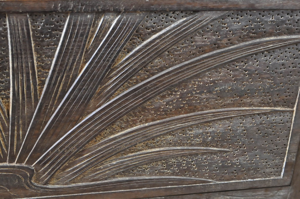 中古　軽井沢彫り　職人技が光る菖蒲の彫りが美しいチェスト(引き出し、衣装箪笥、収納タンス)(R-065221)
