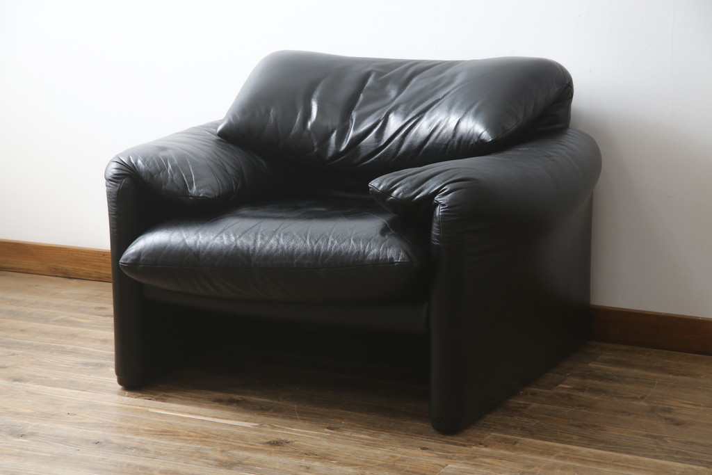 中古　Cassina(カッシーナ)　675　MARALUNGA(マラルンガ)　本革(レザー)　FX黒革　高級感漂う佇まいが魅力の1人掛けソファ(アームチェア、一人掛け、1P)(定価約100万円)(R-075151)