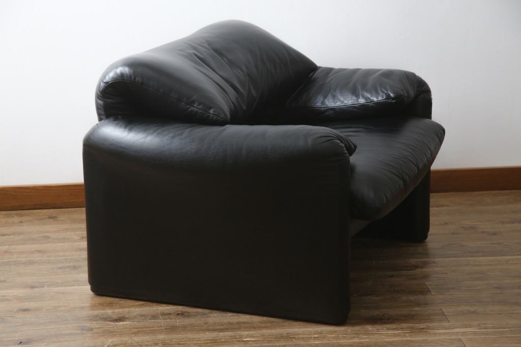 中古　Cassina(カッシーナ)　675　MARALUNGA(マラルンガ)　本革(レザー)　FX黒革　高級感漂う佇まいが魅力の1人掛けソファ(アームチェア、一人掛け、1P)(定価約100万円)(R-075151)