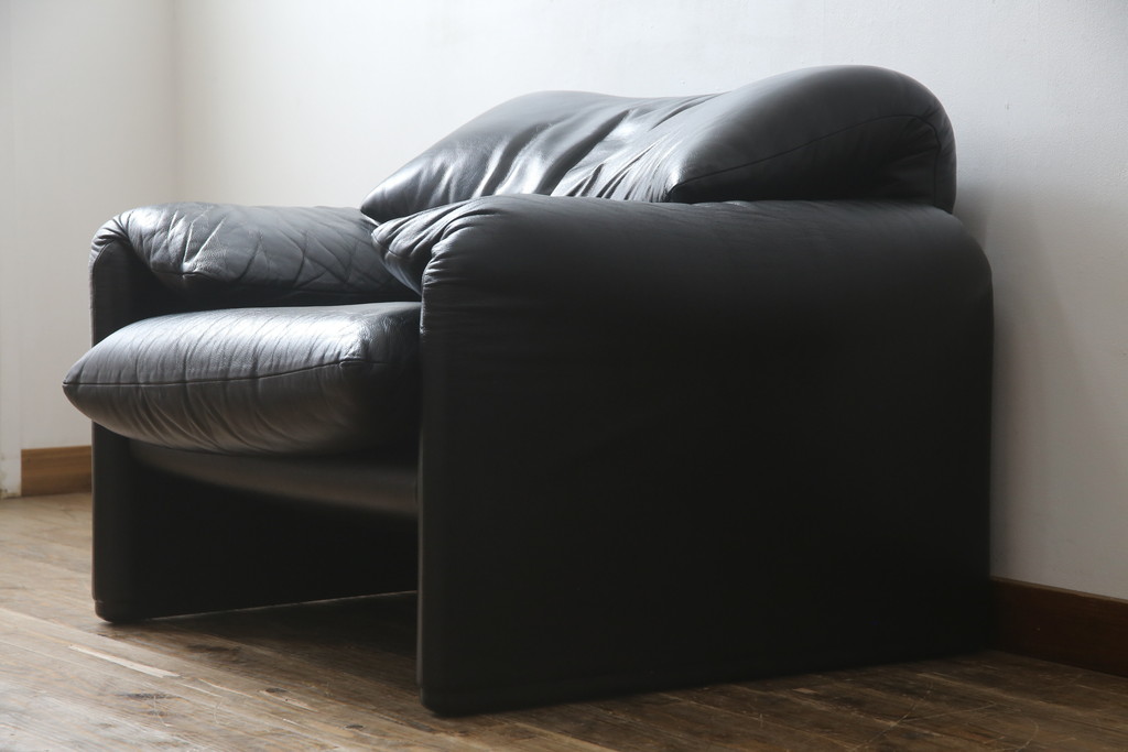 中古　Cassina(カッシーナ)　675　MARALUNGA(マラルンガ)　本革(レザー)　FX黒革　高級感漂う佇まいが魅力の1人掛けソファ(アームチェア、一人掛け、1P)(定価約100万円)(R-075151)