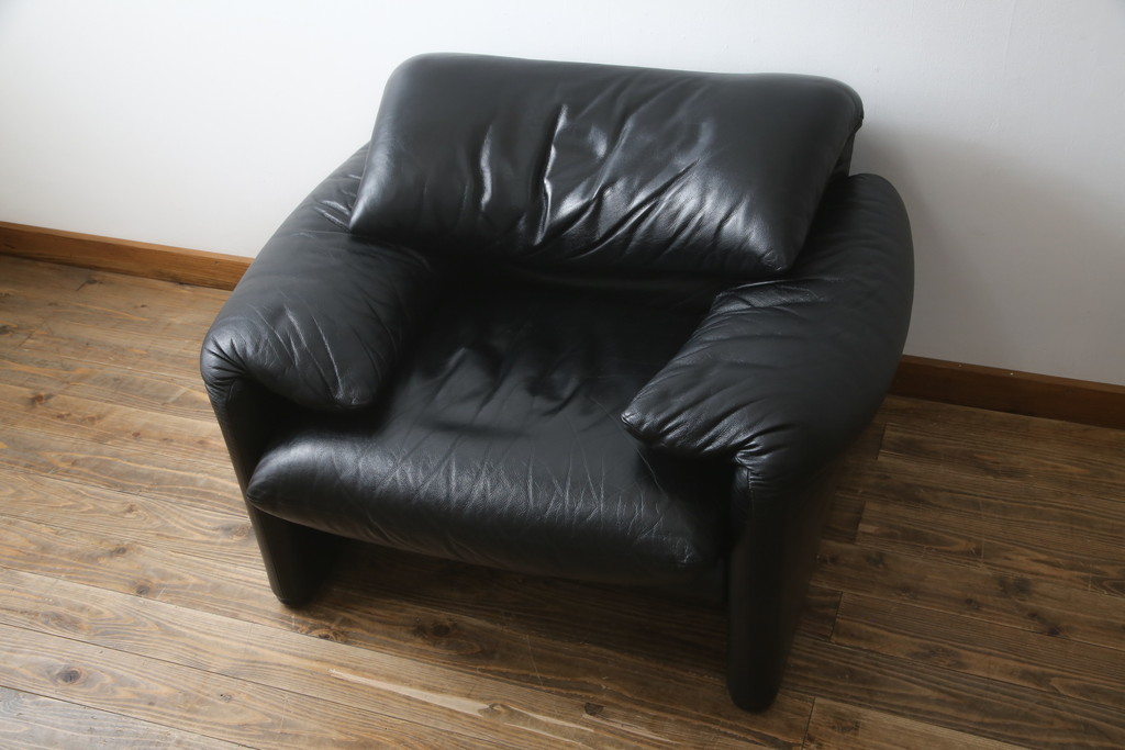 中古　Cassina(カッシーナ)　675　MARALUNGA(マラルンガ)　本革(レザー)　FX黒革　高級感漂う佇まいが魅力の1人掛けソファ(アームチェア、一人掛け、1P)(定価約100万円)(R-075151)