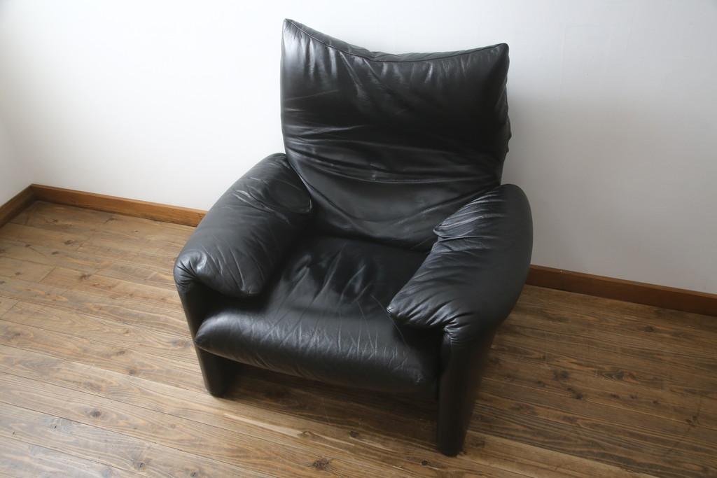 中古　Cassina(カッシーナ)　675　MARALUNGA(マラルンガ)　本革(レザー)　FX黒革　高級感漂う佇まいが魅力の1人掛けソファ(アームチェア、一人掛け、1P)(定価約100万円)(R-075151)
