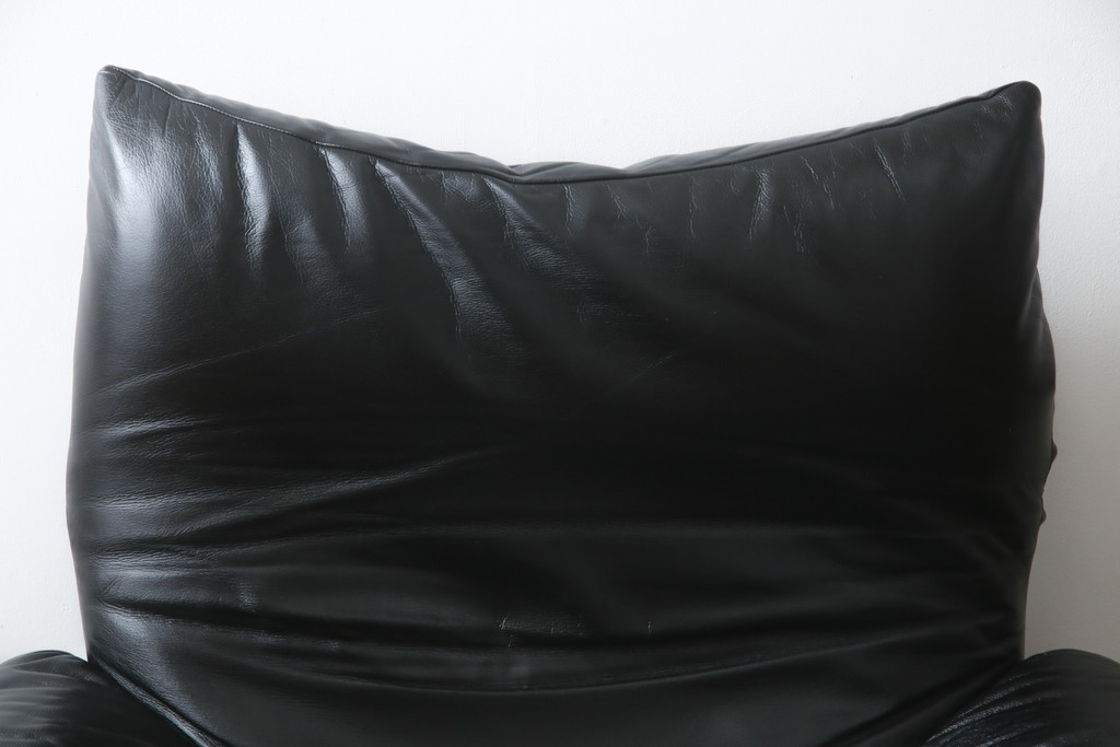 中古　Cassina(カッシーナ)　675　MARALUNGA(マラルンガ)　本革(レザー)　FX黒革　高級感漂う佇まいが魅力の1人掛けソファ(アームチェア、一人掛け、1P)(定価約100万円)(R-075151)