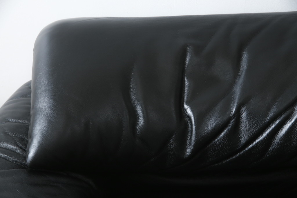 中古　Cassina(カッシーナ)　675　MARALUNGA(マラルンガ)　本革(レザー)　FX黒革　高級感漂う佇まいが魅力の1人掛けソファ(アームチェア、一人掛け、1P)(定価約100万円)(R-075151)