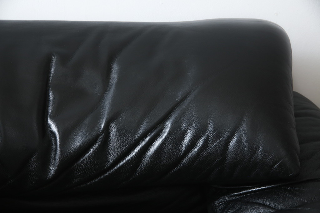 中古　Cassina(カッシーナ)　675　MARALUNGA(マラルンガ)　本革(レザー)　FX黒革　高級感漂う佇まいが魅力の1人掛けソファ(アームチェア、一人掛け、1P)(定価約100万円)(R-075151)