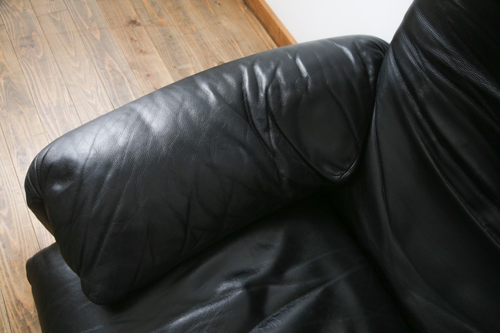 中古　Cassina(カッシーナ)　675　MARALUNGA(マラルンガ)　本革(レザー)　FX黒革　高級感漂う佇まいが魅力の1人掛けソファ(アームチェア、一人掛け、1P)(定価約100万円)(R-075151)