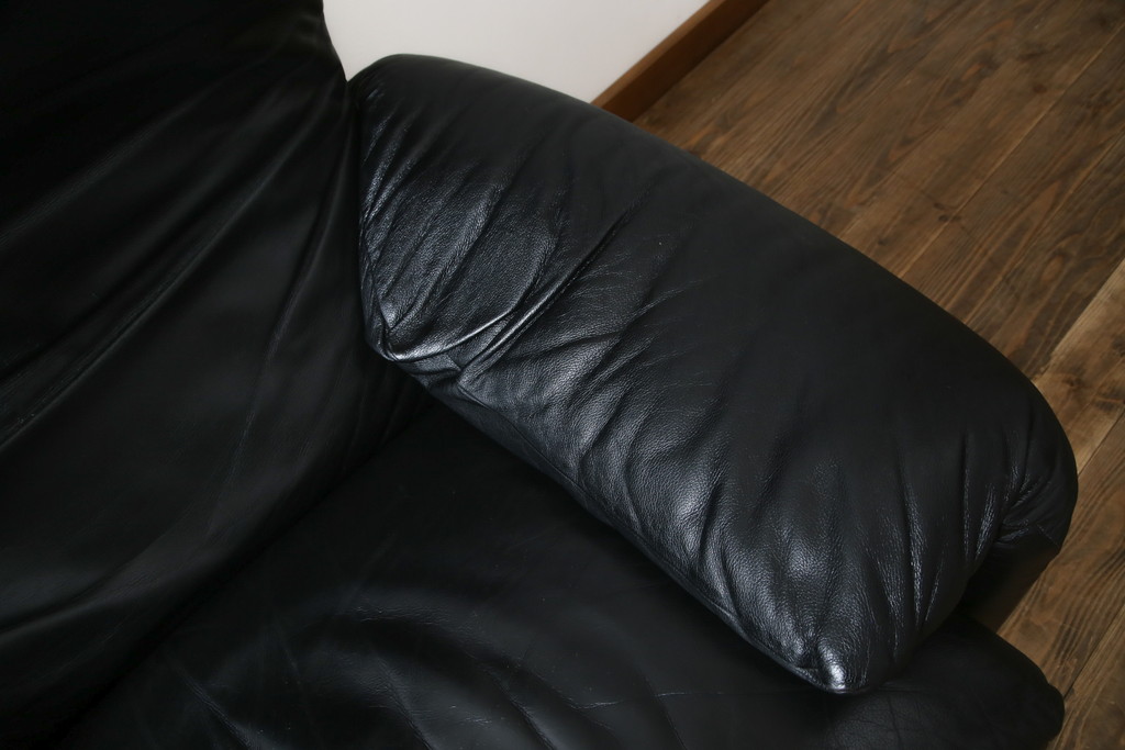 中古　Cassina(カッシーナ)　675　MARALUNGA(マラルンガ)　本革(レザー)　FX黒革　高級感漂う佇まいが魅力の1人掛けソファ(アームチェア、一人掛け、1P)(定価約100万円)(R-075151)