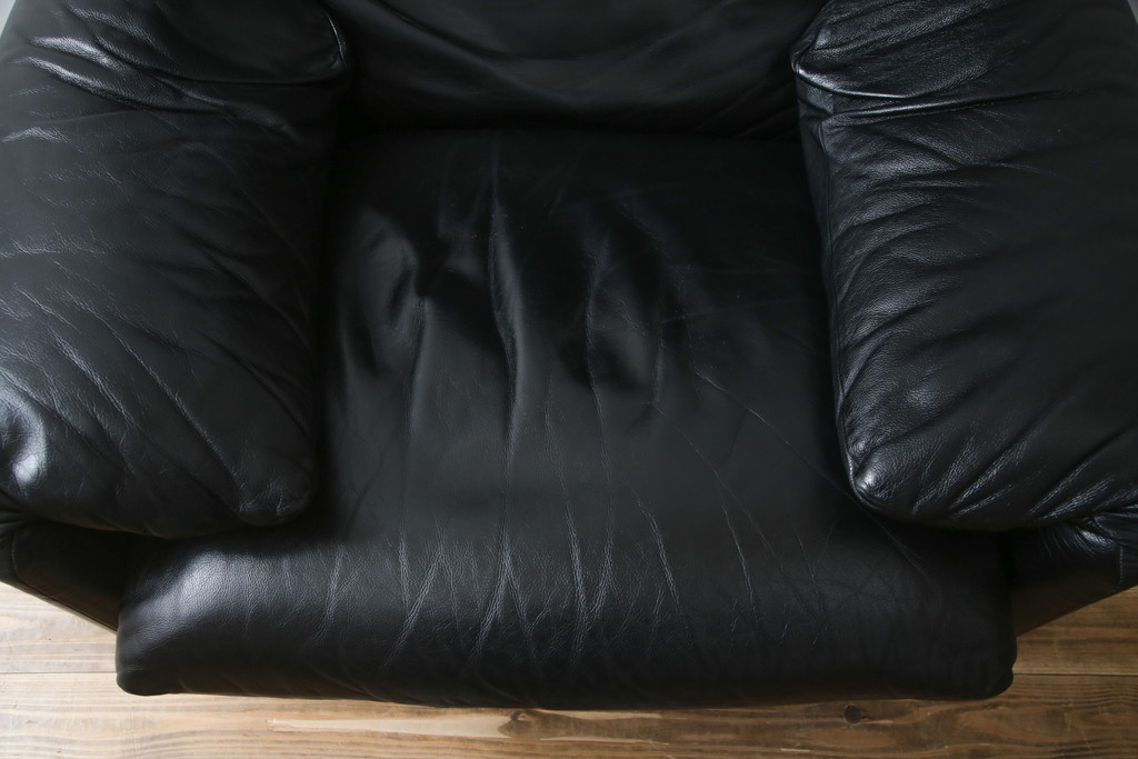 中古　Cassina(カッシーナ)　675　MARALUNGA(マラルンガ)　本革(レザー)　FX黒革　高級感漂う佇まいが魅力の1人掛けソファ(アームチェア、一人掛け、1P)(定価約100万円)(R-075151)