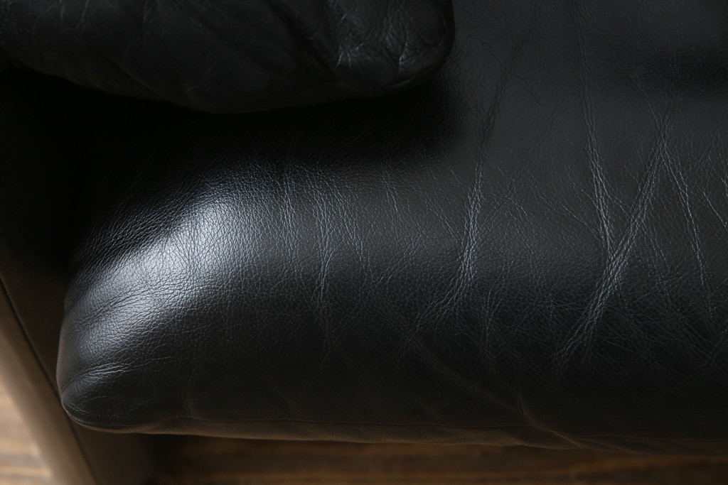 中古　Cassina(カッシーナ)　675　MARALUNGA(マラルンガ)　本革(レザー)　FX黒革　高級感漂う佇まいが魅力の1人掛けソファ(アームチェア、一人掛け、1P)(定価約100万円)(R-075151)