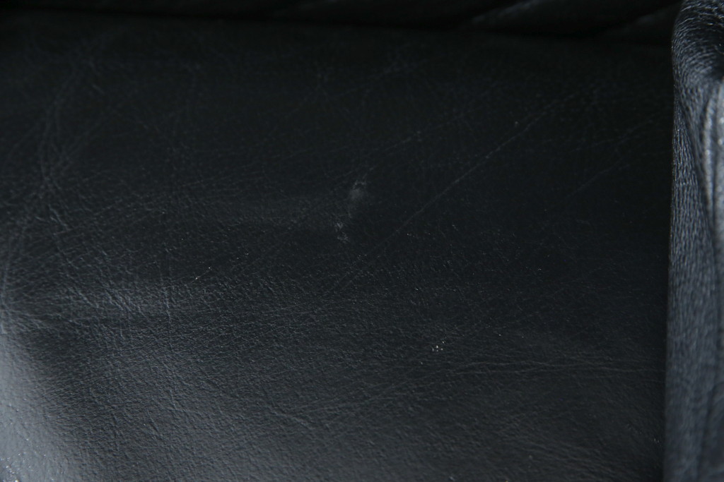 中古　Cassina(カッシーナ)　675　MARALUNGA(マラルンガ)　本革(レザー)　FX黒革　高級感漂う佇まいが魅力の1人掛けソファ(アームチェア、一人掛け、1P)(定価約100万円)(R-075151)