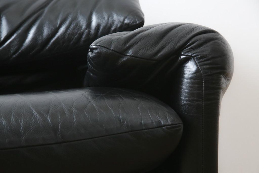 中古　Cassina(カッシーナ)　675　MARALUNGA(マラルンガ)　本革(レザー)　FX黒革　高級感漂う佇まいが魅力の1人掛けソファ(アームチェア、一人掛け、1P)(定価約100万円)(R-075151)