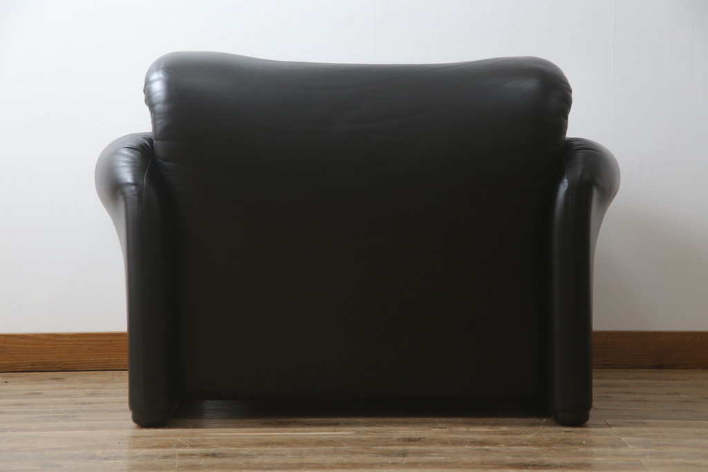 中古　Cassina(カッシーナ)　675　MARALUNGA(マラルンガ)　本革(レザー)　FX黒革　高級感漂う佇まいが魅力の1人掛けソファ(アームチェア、一人掛け、1P)(定価約100万円)(R-075151)