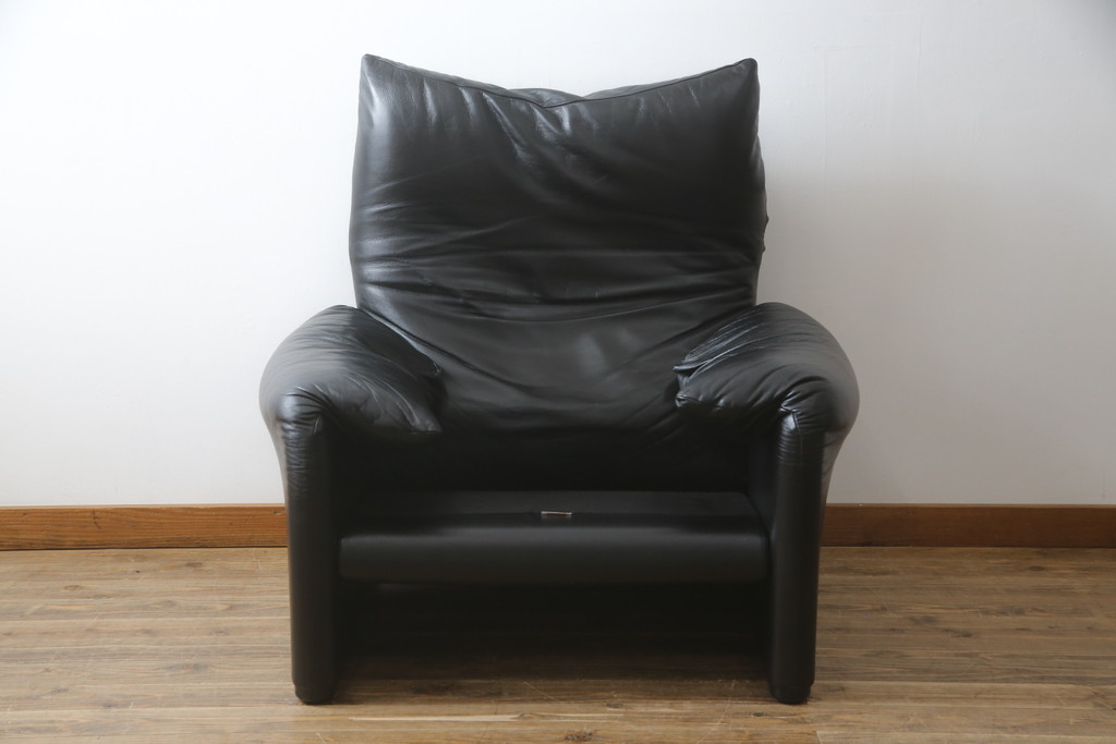 中古　Cassina(カッシーナ)　675　MARALUNGA(マラルンガ)　本革(レザー)　FX黒革　高級感漂う佇まいが魅力の1人掛けソファ(アームチェア、一人掛け、1P)(定価約100万円)(R-075151)