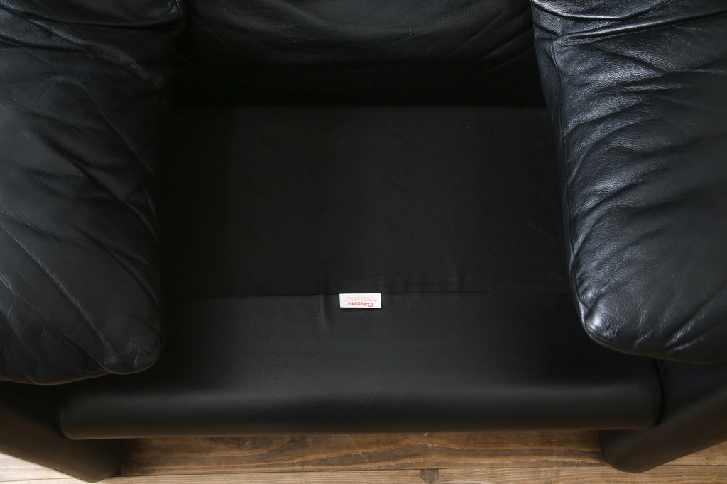 中古　Cassina(カッシーナ)　675　MARALUNGA(マラルンガ)　本革(レザー)　FX黒革　高級感漂う佇まいが魅力の1人掛けソファ(アームチェア、一人掛け、1P)(定価約100万円)(R-075151)