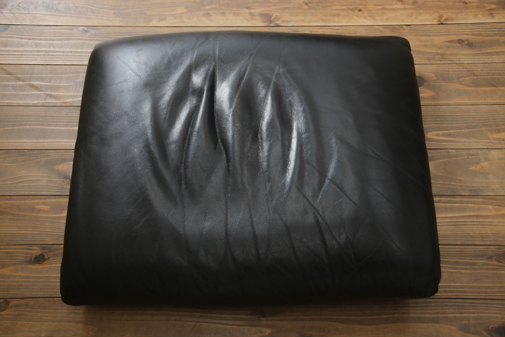 中古　Cassina(カッシーナ)　675　MARALUNGA(マラルンガ)　本革(レザー)　FX黒革　高級感漂う佇まいが魅力の1人掛けソファ(アームチェア、一人掛け、1P)(定価約100万円)(R-075151)