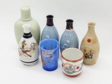 昭和期　当時物　戦中　水筒1点・ガラスコップ1点・徳利4点・猪口1点の合計7点セット(九谷焼、金彩、色絵、旧日本軍、陸軍、海軍、日章旗、支那事変記念、武勇、萬歳、万歳、誉、肉弾、大海中山酒造店、菊、桜、グラス、酒器、とっくり、おちょこ、ぐい吞み、杯、盃、和食器、陶器、硝子)(R-079176)