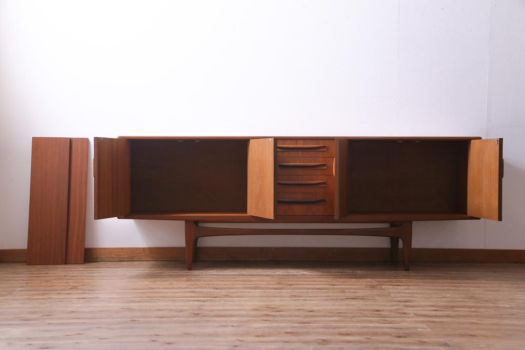 ヴィンテージ家具　北欧ビンテージ　チーク材　G-plan(ジープラン)　クールなデザインが素敵なサイドボード(サイドキャビネット)(1)
