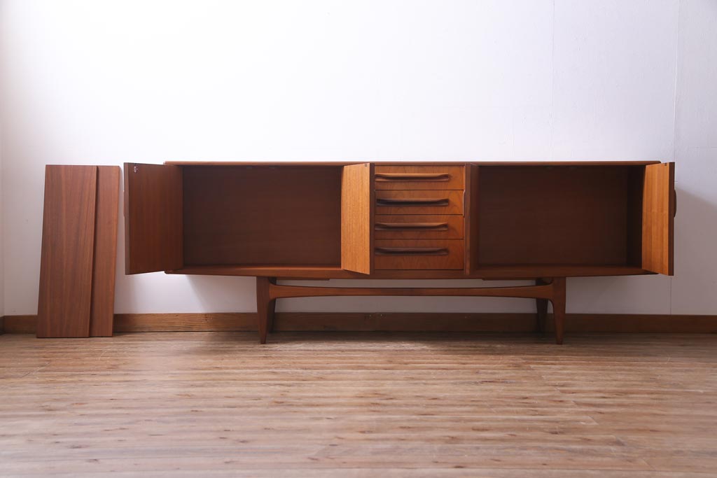 ヴィンテージ家具　北欧ビンテージ　チーク材　G-plan(ジープラン)　クールなデザインが素敵なサイドボード(サイドキャビネット)(2)